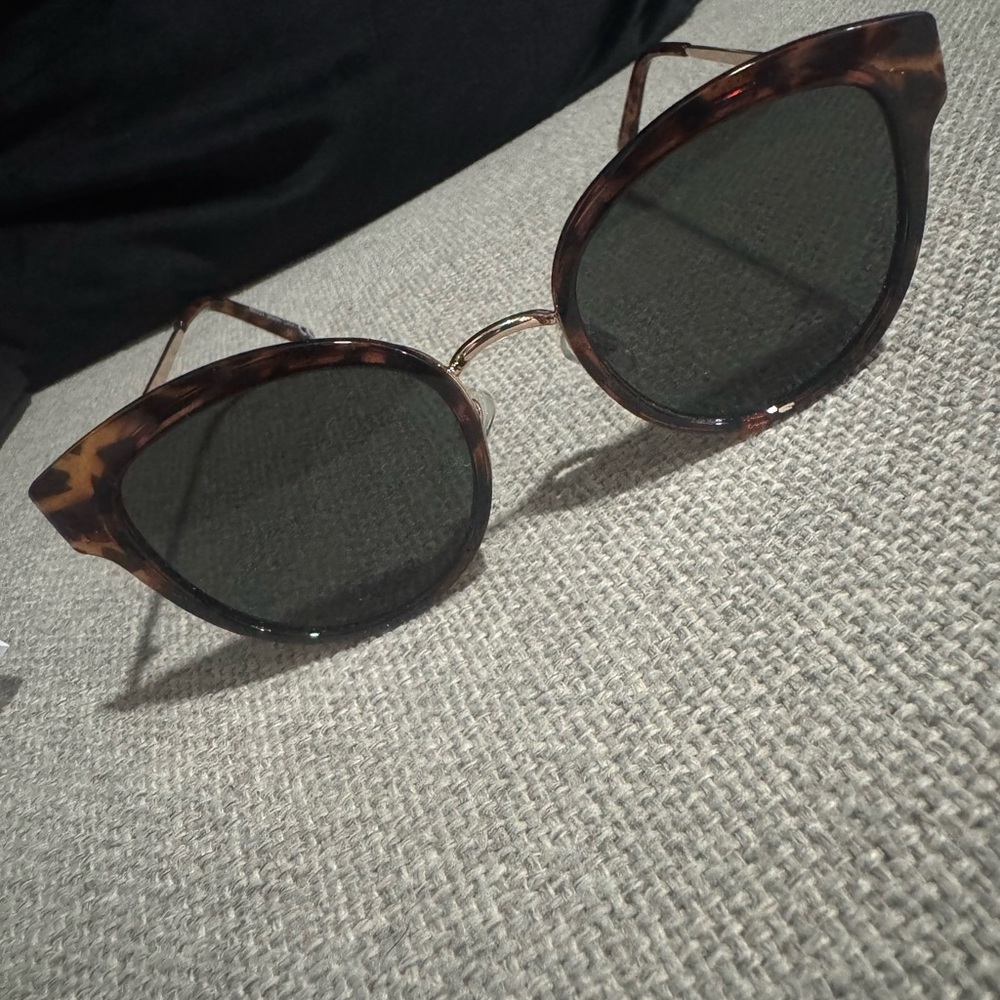 Tortoise Shell Sunglasses - Picture 5 of 5